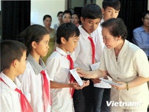 Vice President Doan celebrates Mid-Autumn Festival with children in Ninh Binh - ảnh 1
